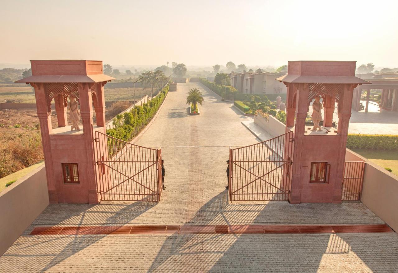 Orchha Palace And Convention Centre Hotel Bagian luar foto