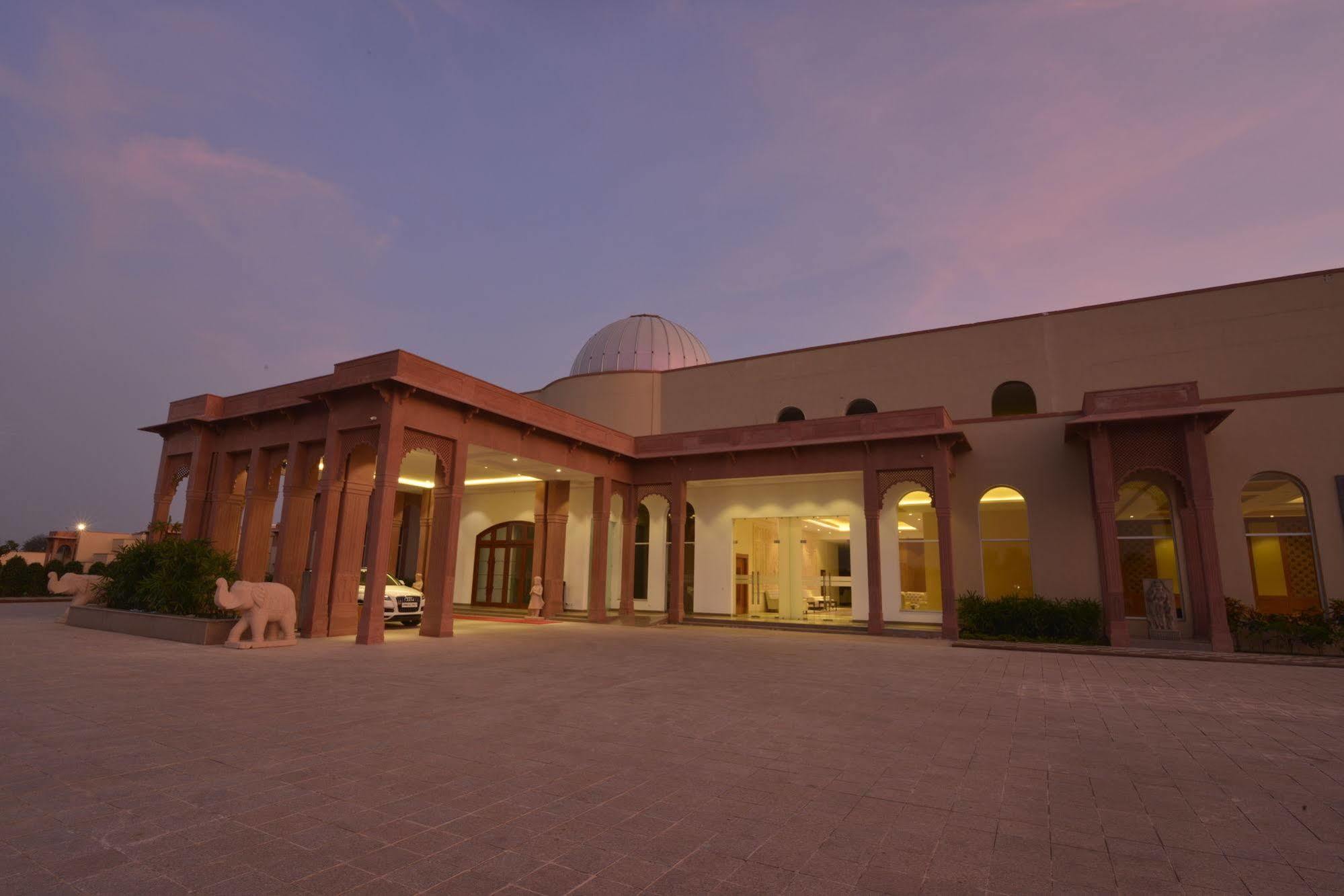 Orchha Palace And Convention Centre Hotel Bagian luar foto