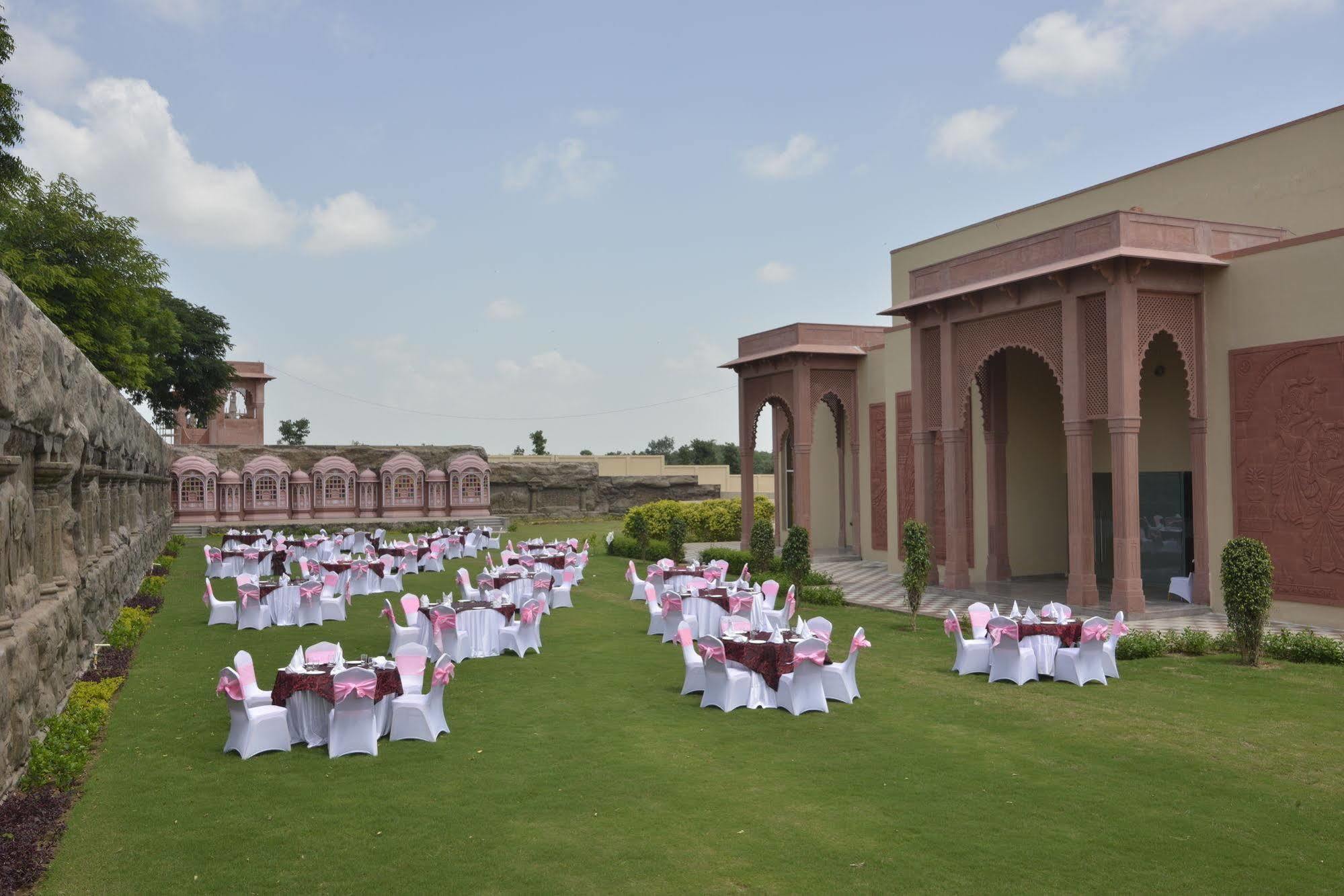 Orchha Palace And Convention Centre Hotel Bagian luar foto